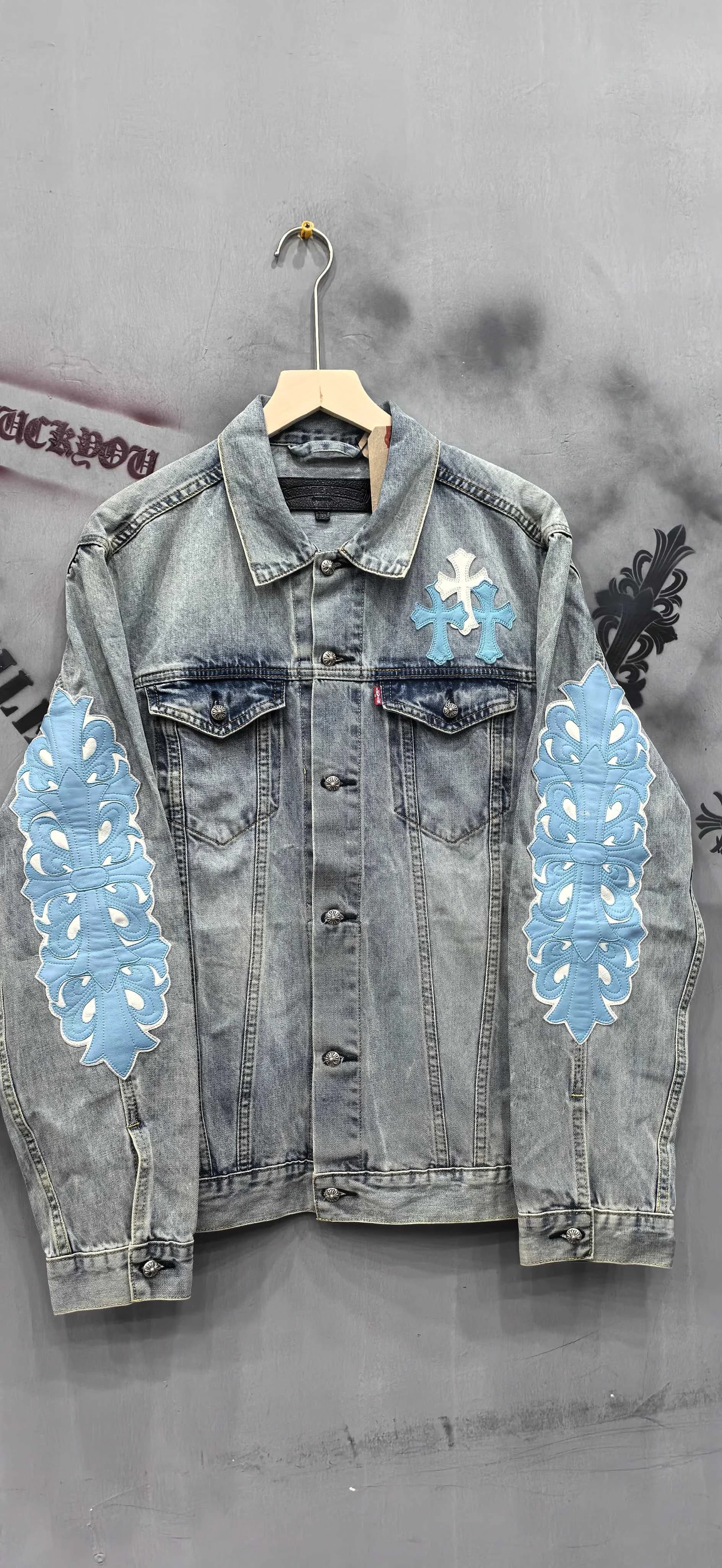 Джинсовая куртка Chrome Hearts x Levi's с кожаными нашивками, вид спереди