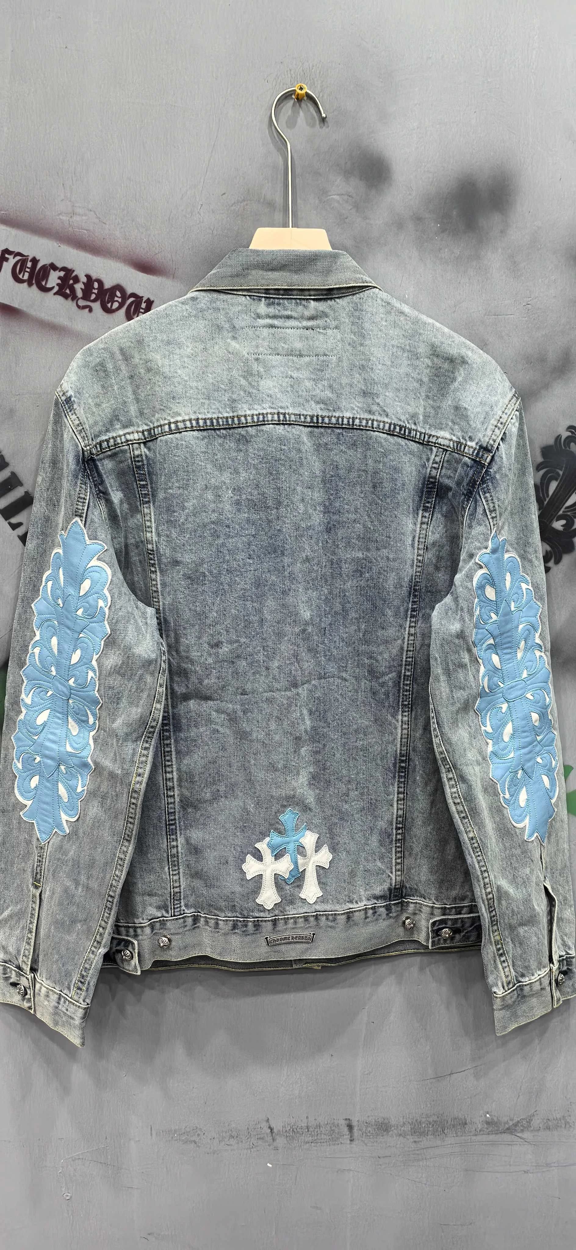 Джинсовая куртка Chrome Hearts x Levi's с кожаными нашивками, вид сзади