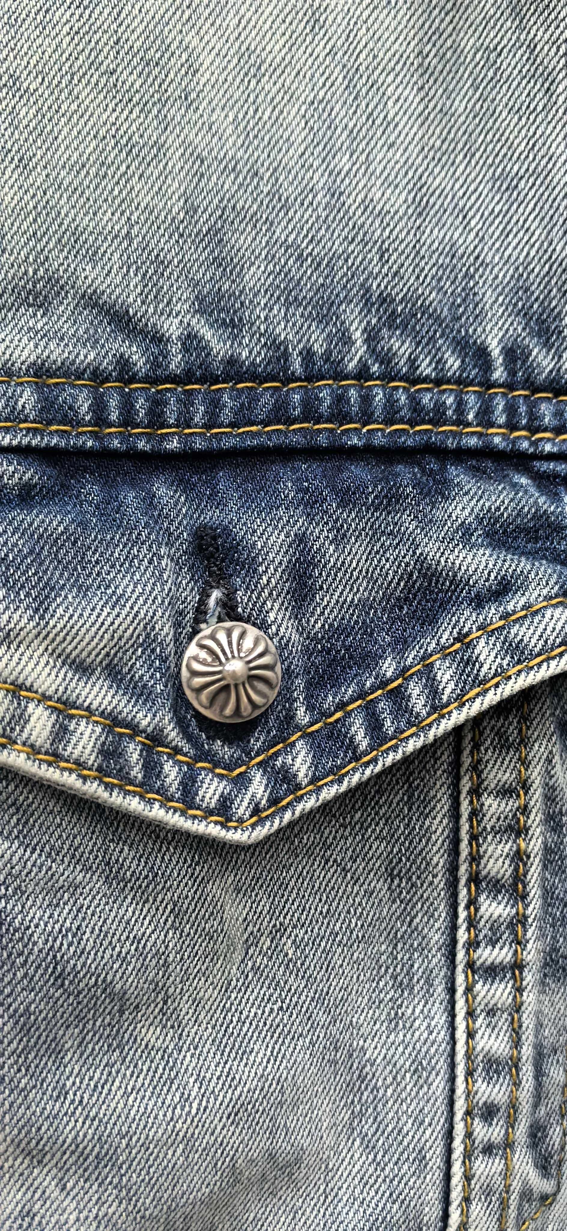 Деталь металлической пуговицы с гравировкой Chrome Hearts