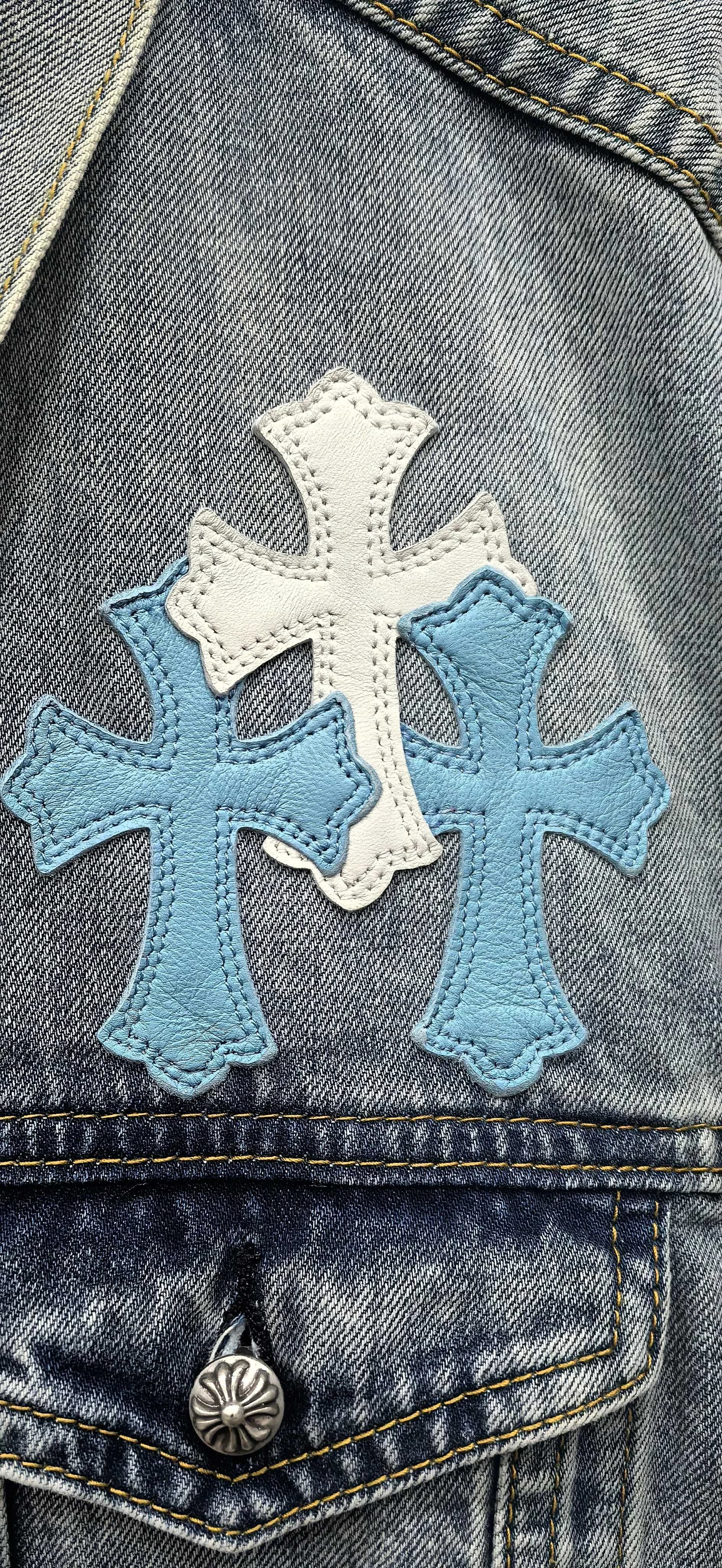 Кожаные нашивки в виде крестов на груди куртки Chrome Hearts x Levi's