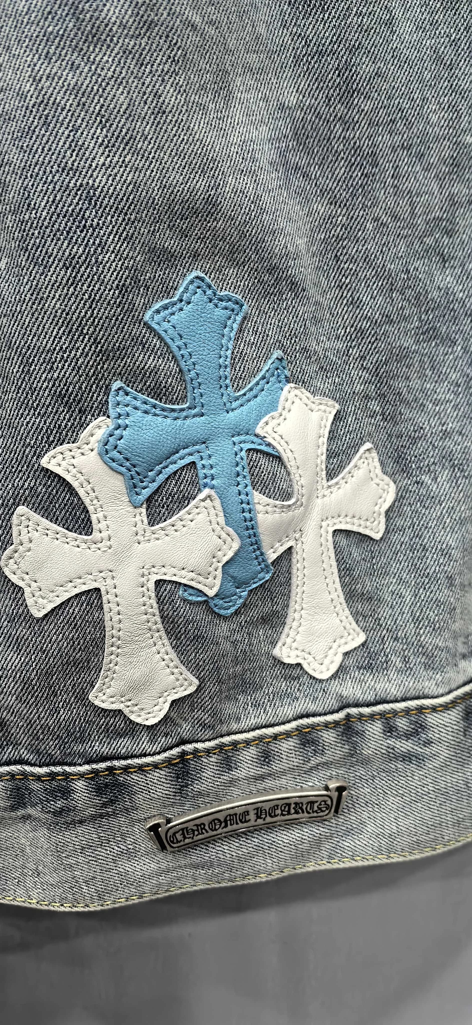 Кожаные нашивки в виде крестов на нижней части спины куртки Chrome Hearts x Levi's