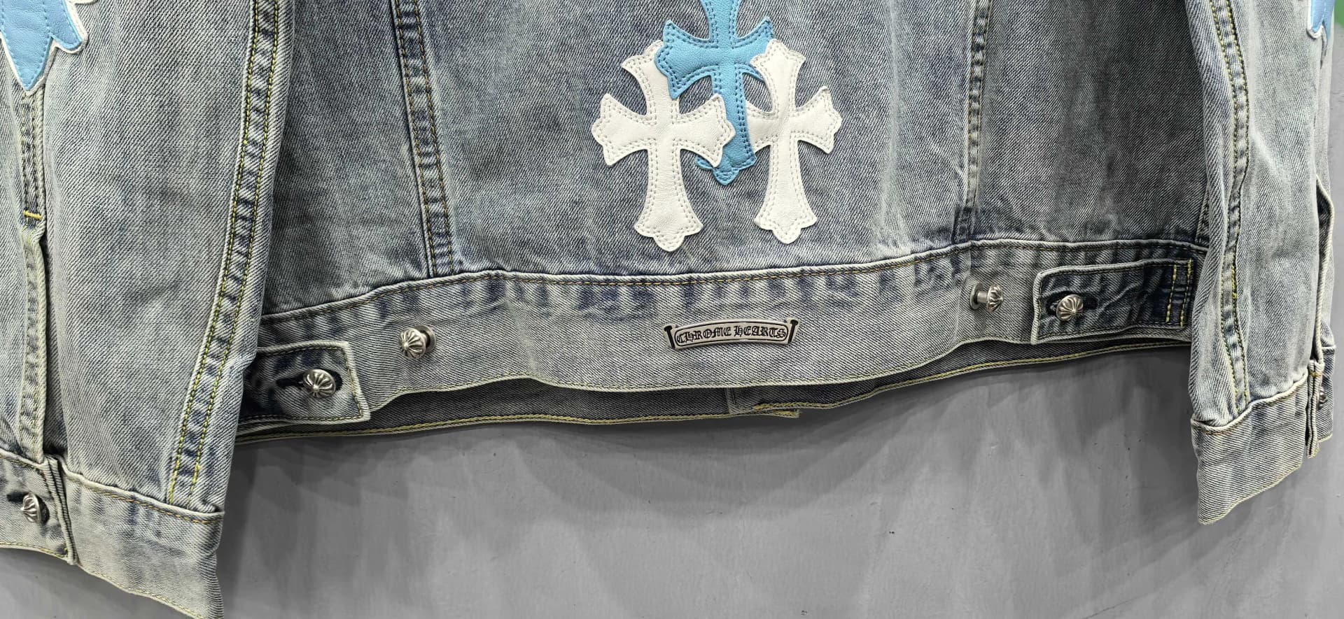 Нижний край куртки Chrome Hearts x Levi's с металлической пластиной бренда