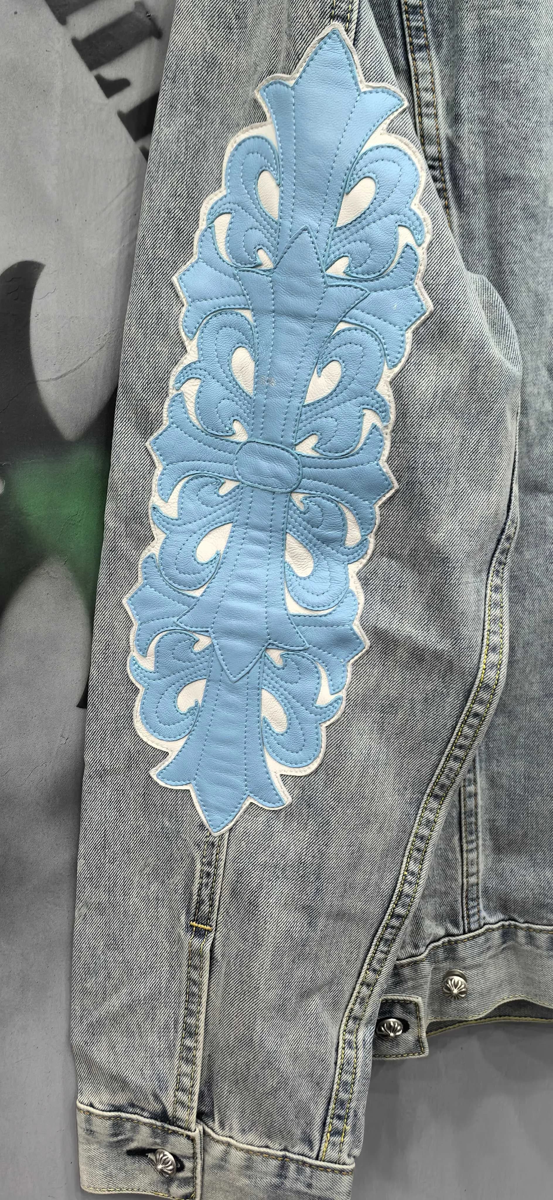 Кожаная нашивка с узором на рукаве куртки Chrome Hearts x Levi's