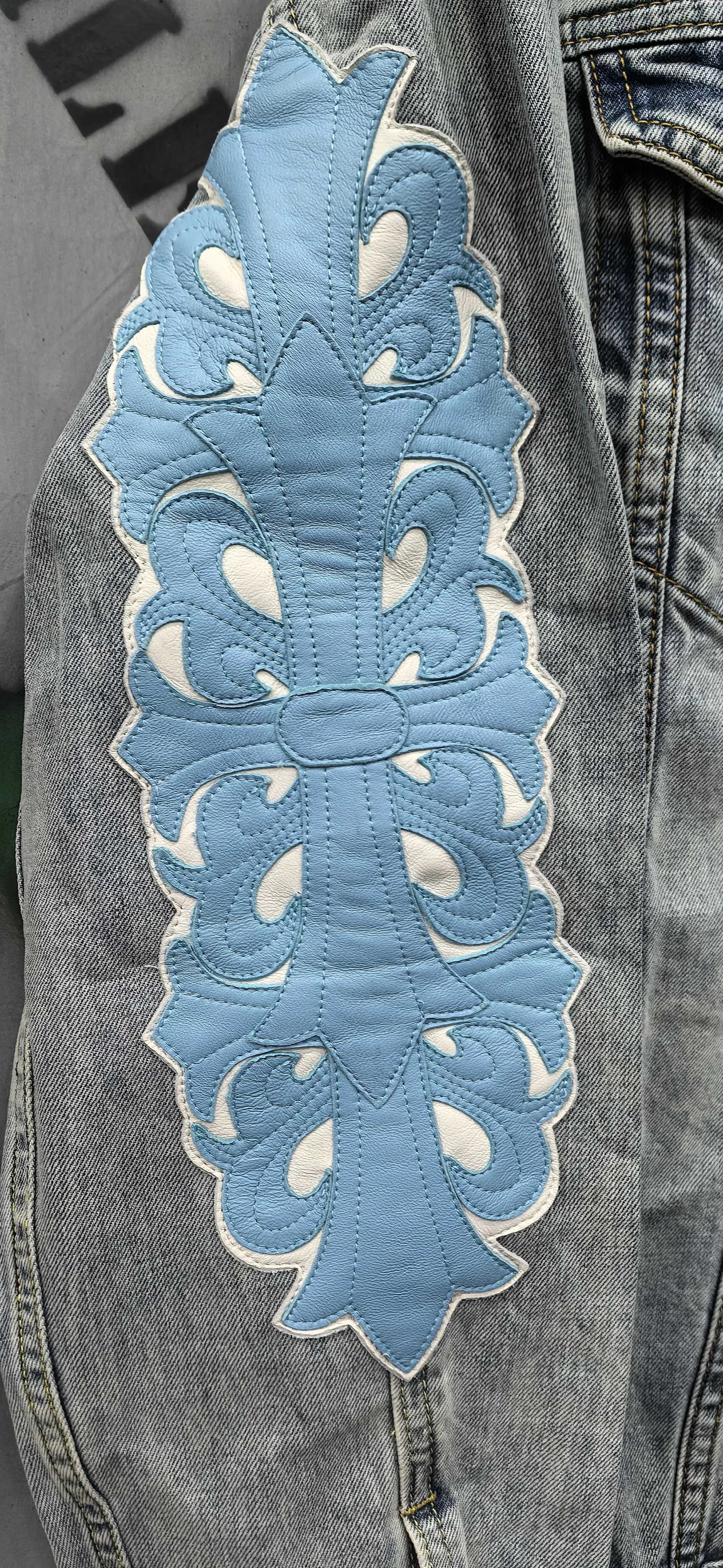 Деталь кожаной нашивки на рукаве куртки Chrome Hearts x Levi's