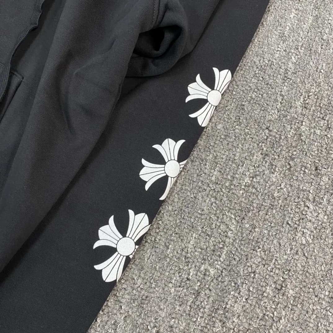 Принты в виде крестов на рукаве худи Chrome Hearts