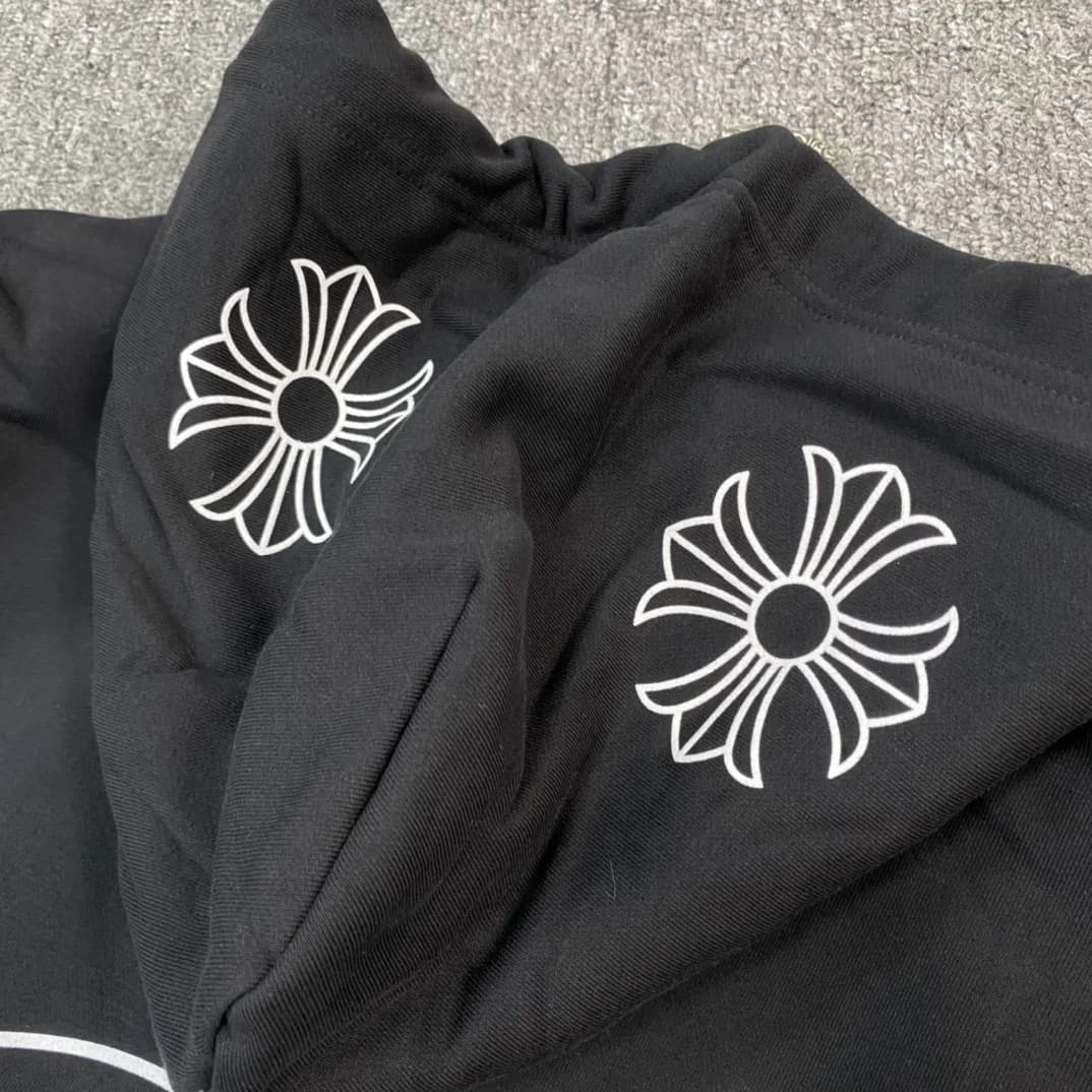 Принты в виде крестов на капюшоне худи Chrome Hearts
