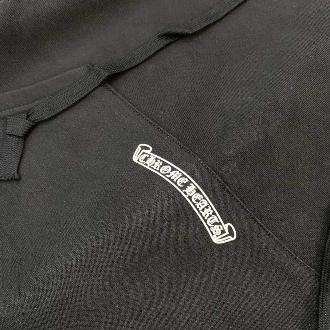 Логотип Chrome Hearts на кармане худи
