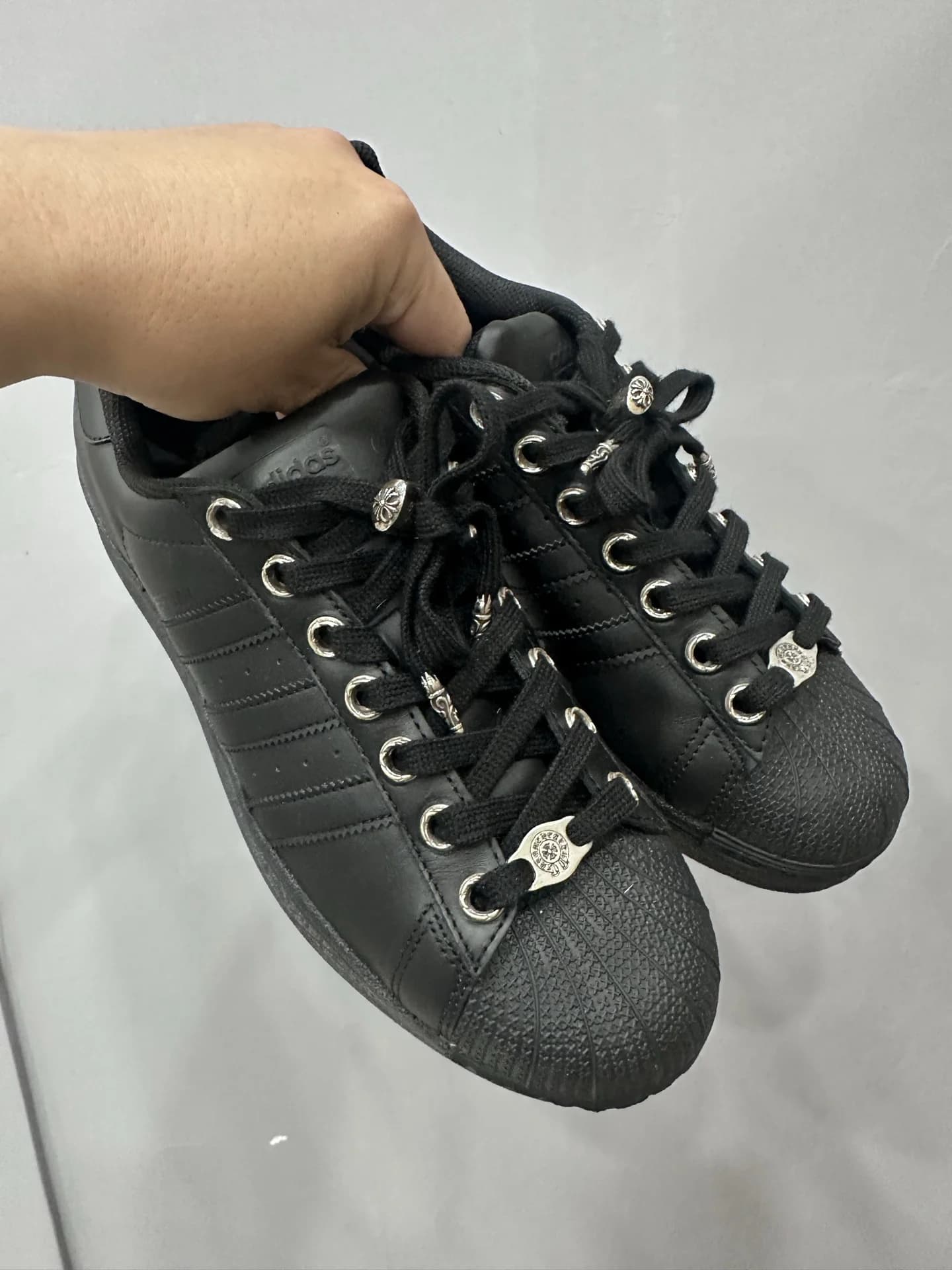 Черные кеды Chrome Hearts x Adidas Superstar, вид сбоку и сверху