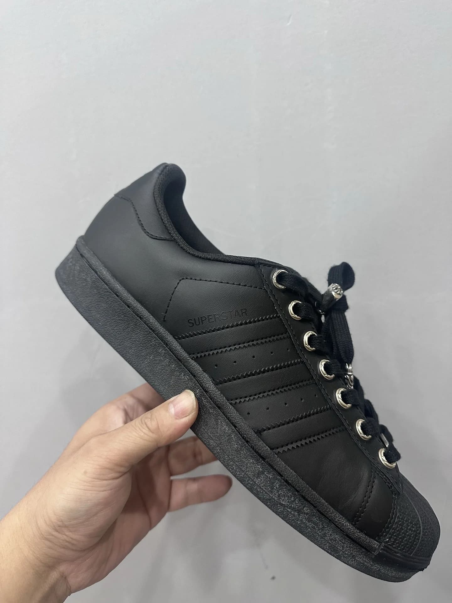 Кожаные кеды Chrome Hearts x Adidas Superstar черного цвета, вид сбоку