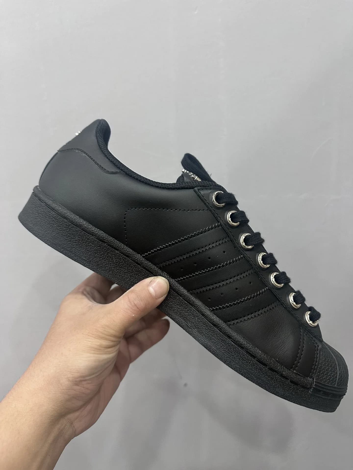 Кеды Chrome Hearts x Adidas Superstar на плоской подошве, вид сбоку