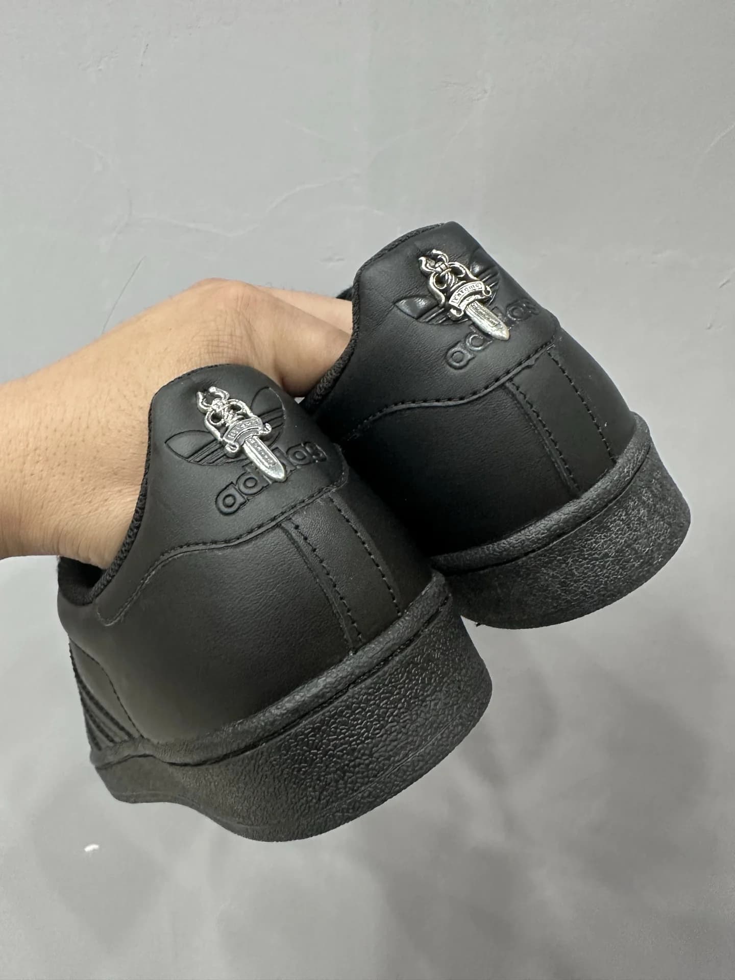Задники кед Chrome Hearts x Adidas Superstar с серебряным декором в виде кинжала