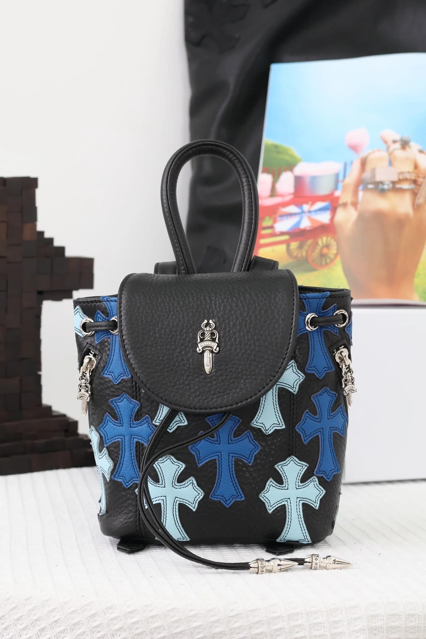 Мини-рюкзак Chrome Hearts из черной кожи с синими патчами Cross, вид спереди