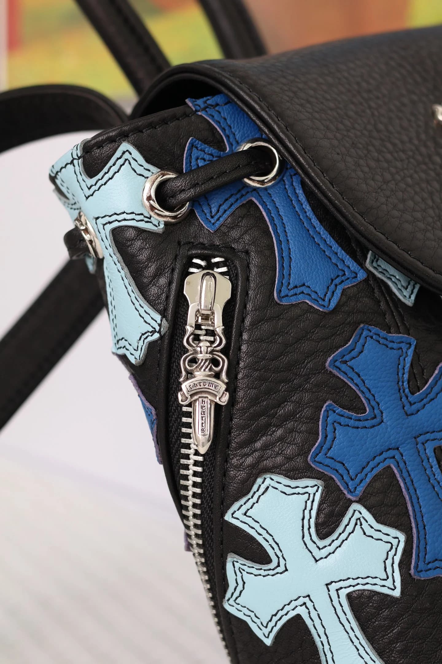 Боковая молния с бегунком Dagger из серебра 925 пробы крупным планом