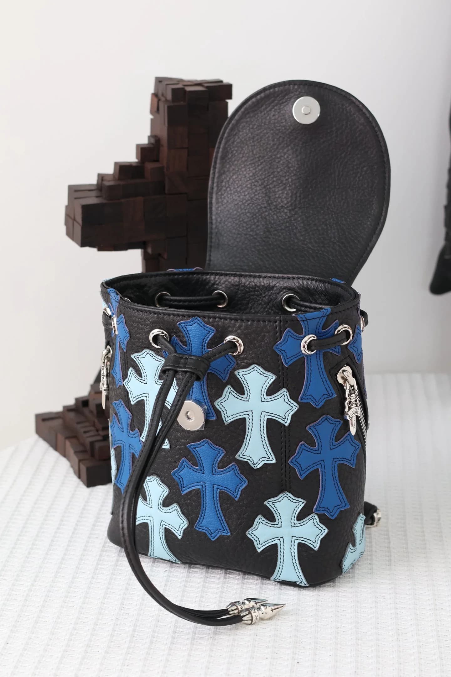 Открытый мини-рюкзак Chrome Hearts с поднятым клапаном и затяжкой на шнурке