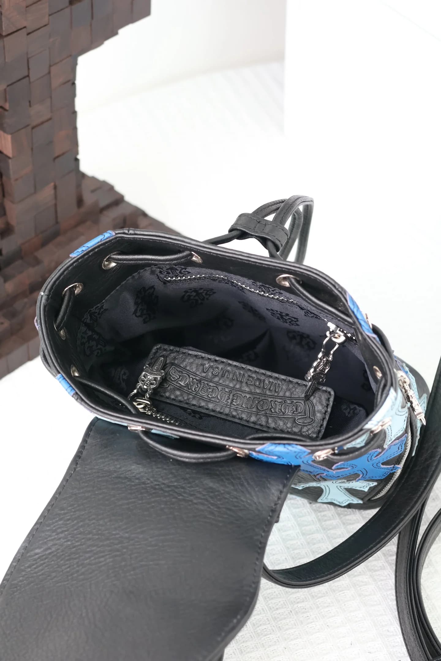 Внутреннее отделение рюкзака Chrome Hearts с жаккардовой подкладкой с кинжалами
