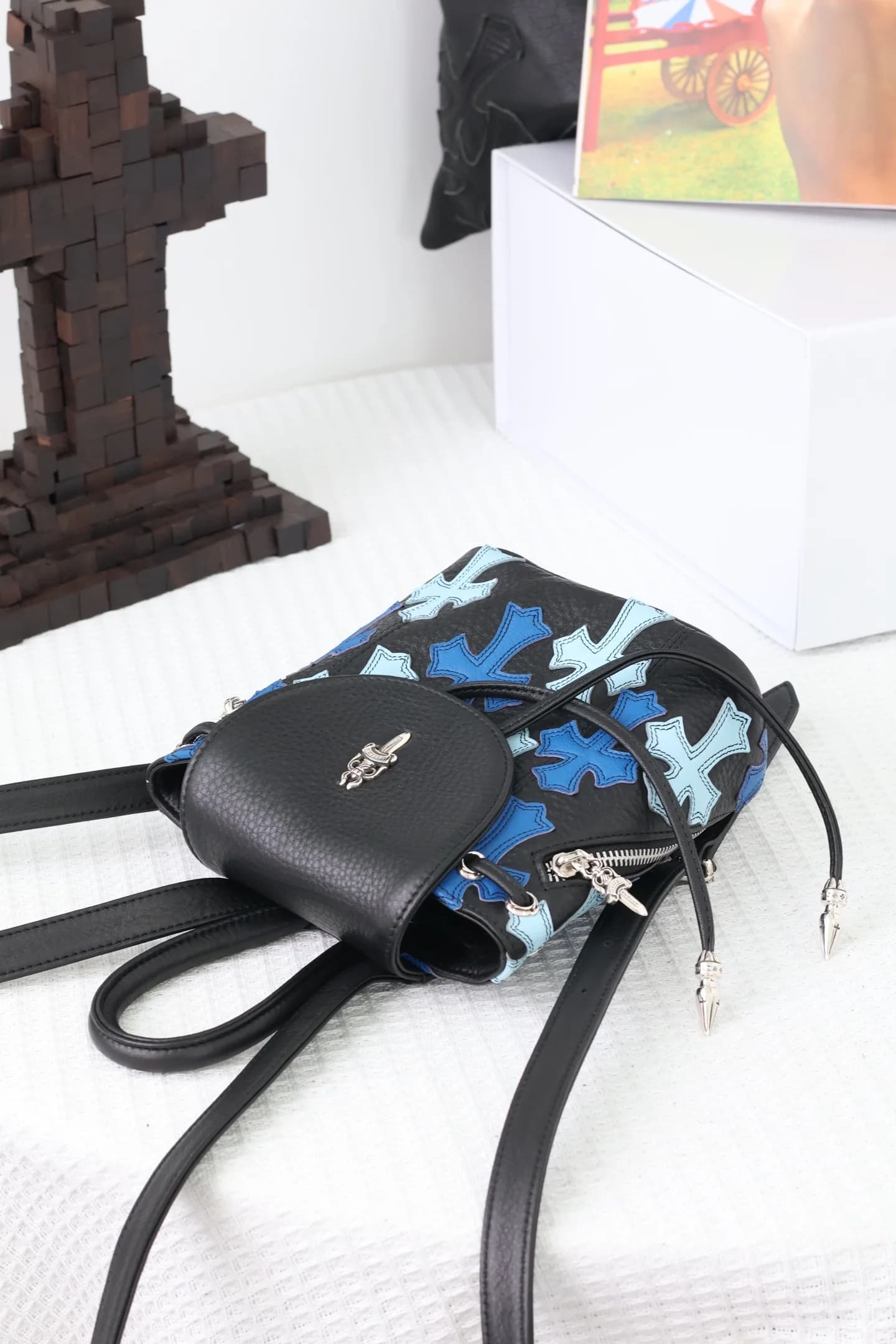 Мини-рюкзак Chrome Hearts с патчами крестов, вид сверху под углом
