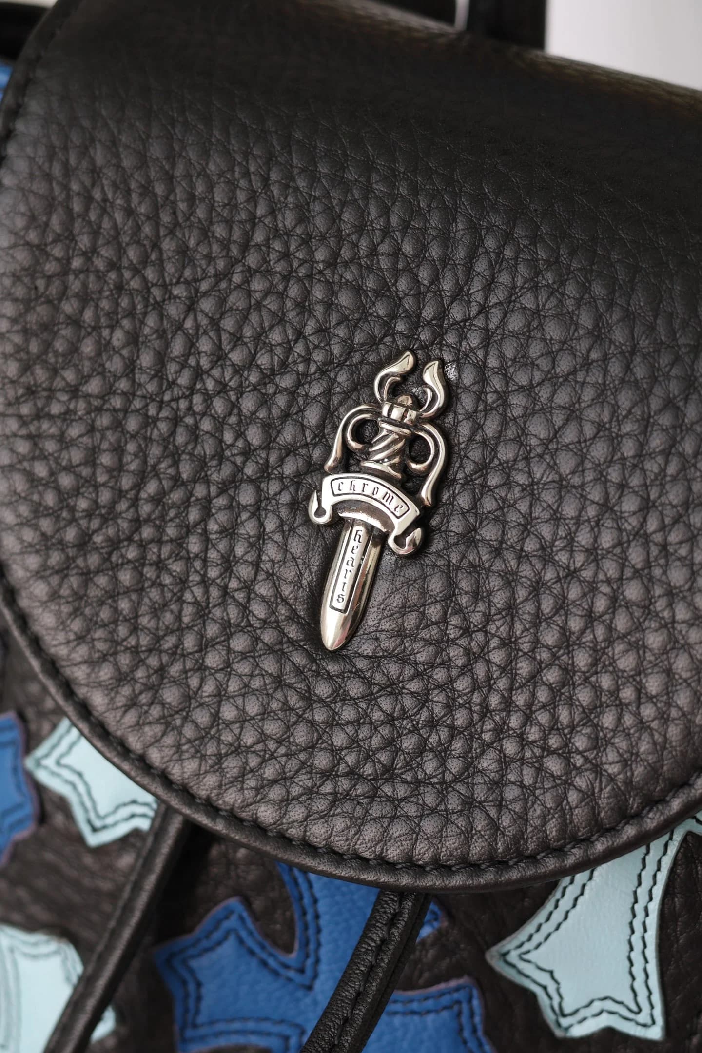 Крупный план клапана рюкзака с серебряной деталью Dagger из серебра 925 пробы