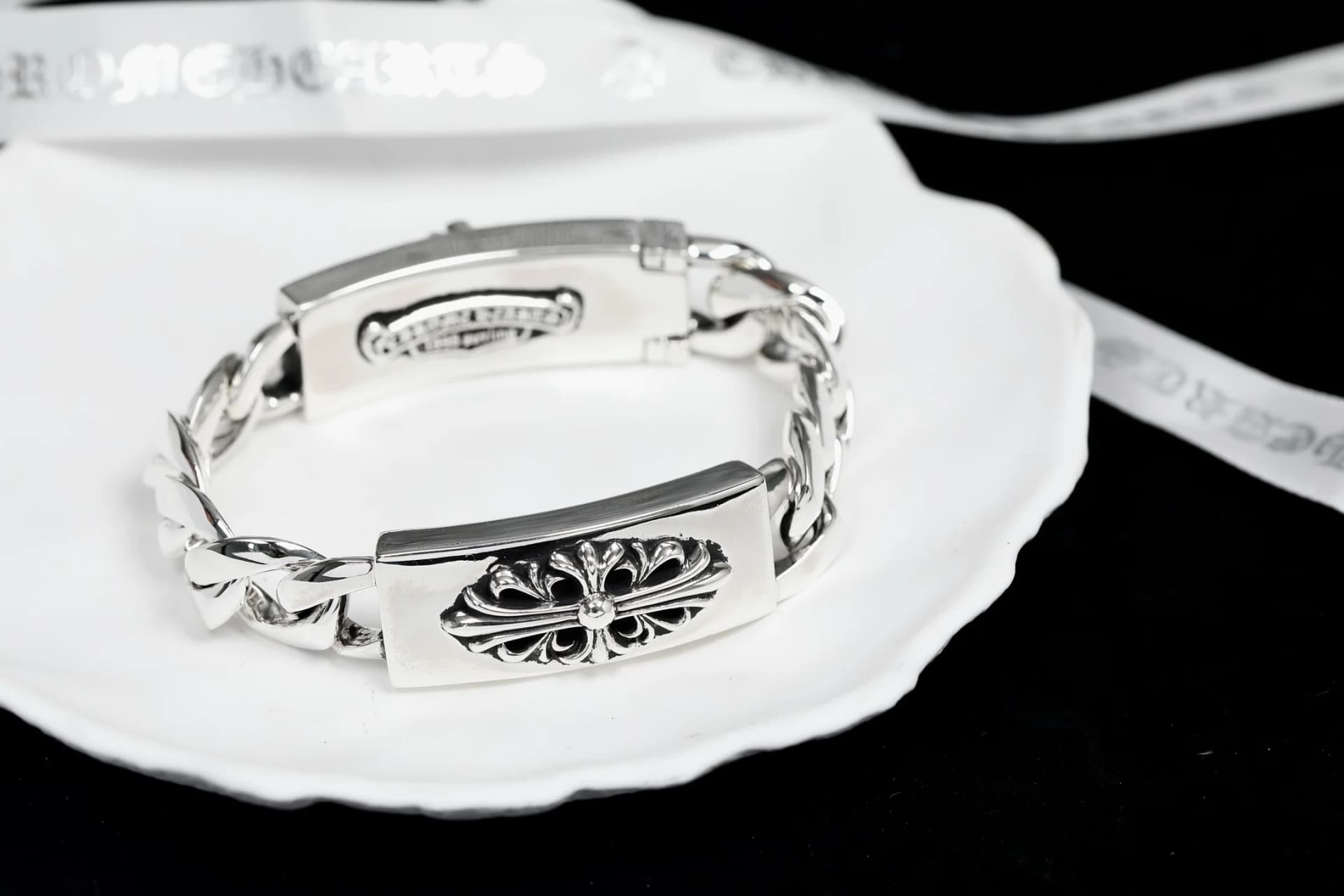 Браслет Chrome Hearts из серебра 925 пробы с мотивом Floral Cross на белой подставке