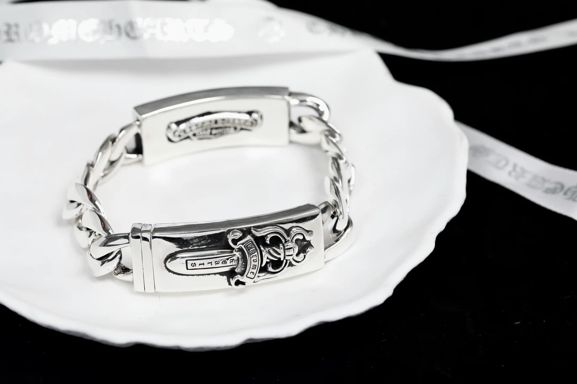Серебряный браслет Chrome Hearts с пластиной Dagger на белой декоративной подставке