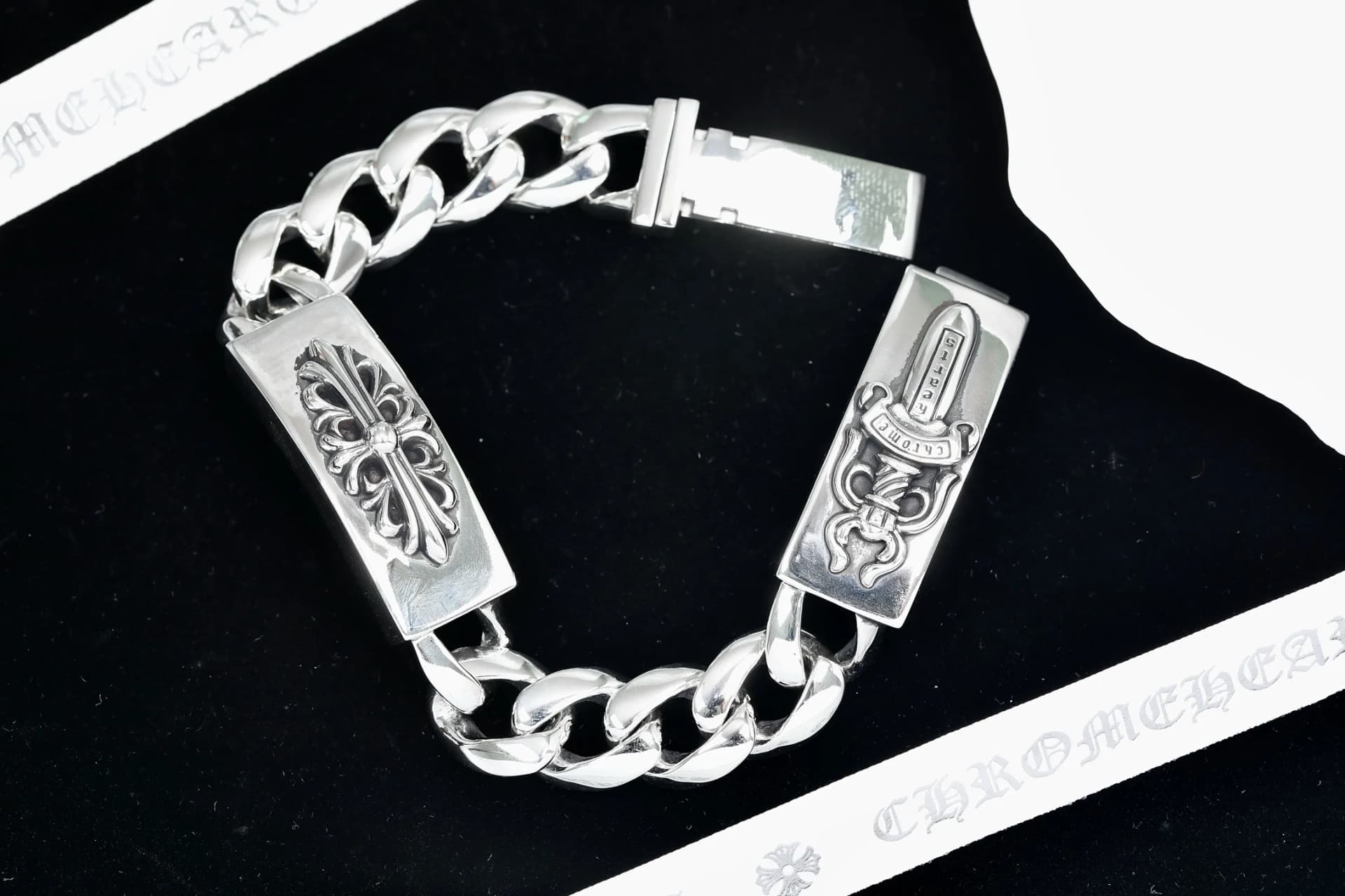 Серебряный мужской браслет-цепь Chrome Hearts с пластинами с крестом и кинжалом на темном фоне