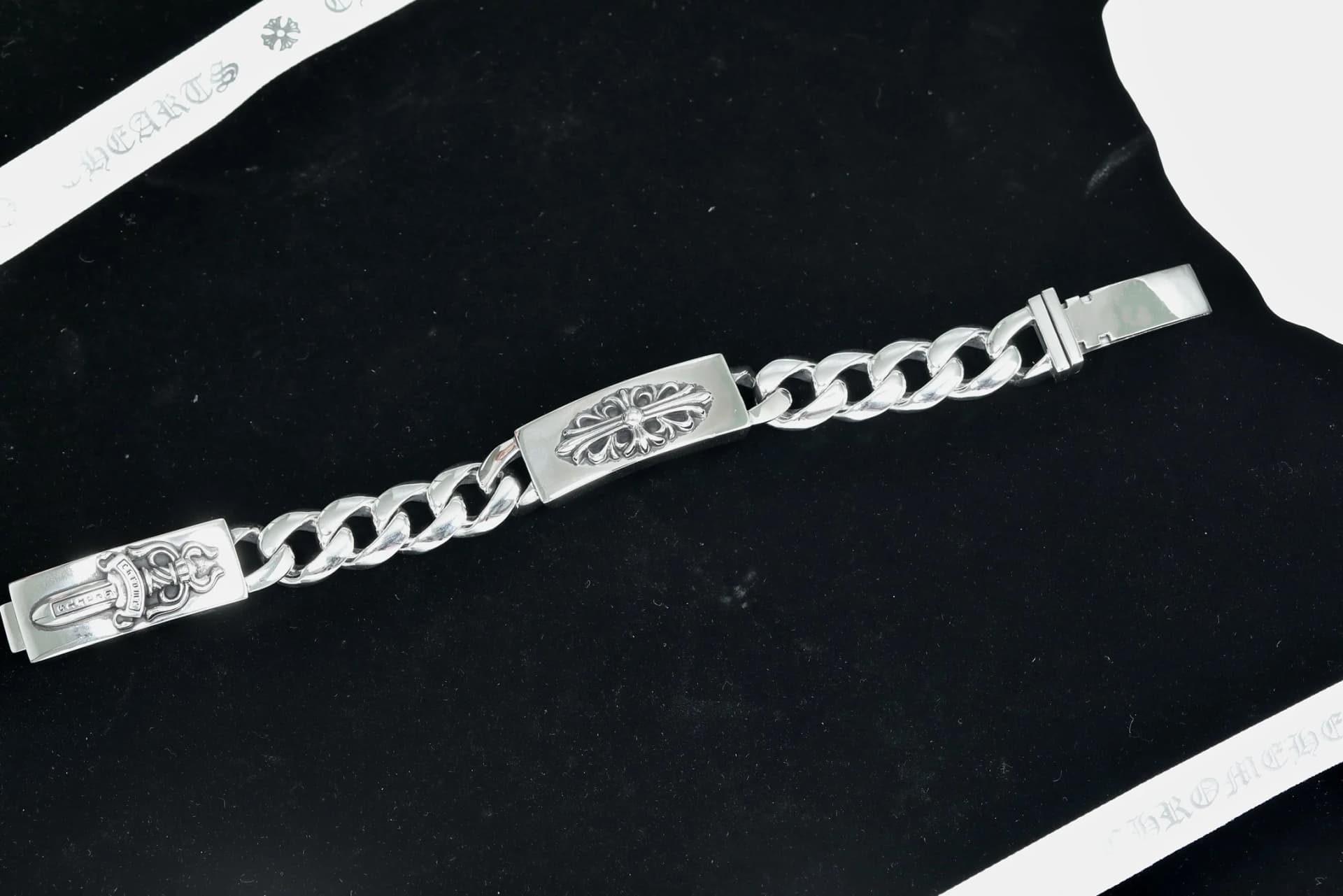 Браслет-цепь Chrome Hearts в развернутом виде на темном фоне