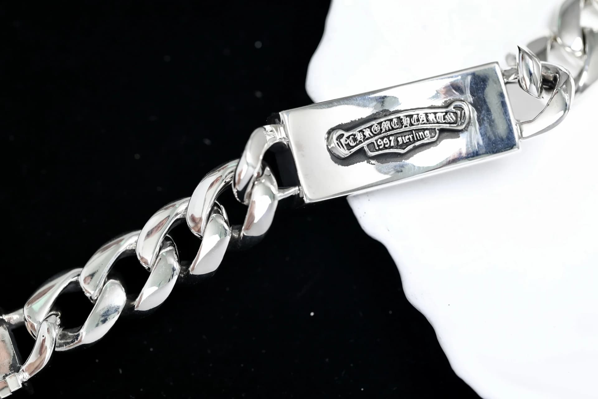 Обратная сторона пластины браслета с фирменной гравировкой Chrome Hearts Sterling