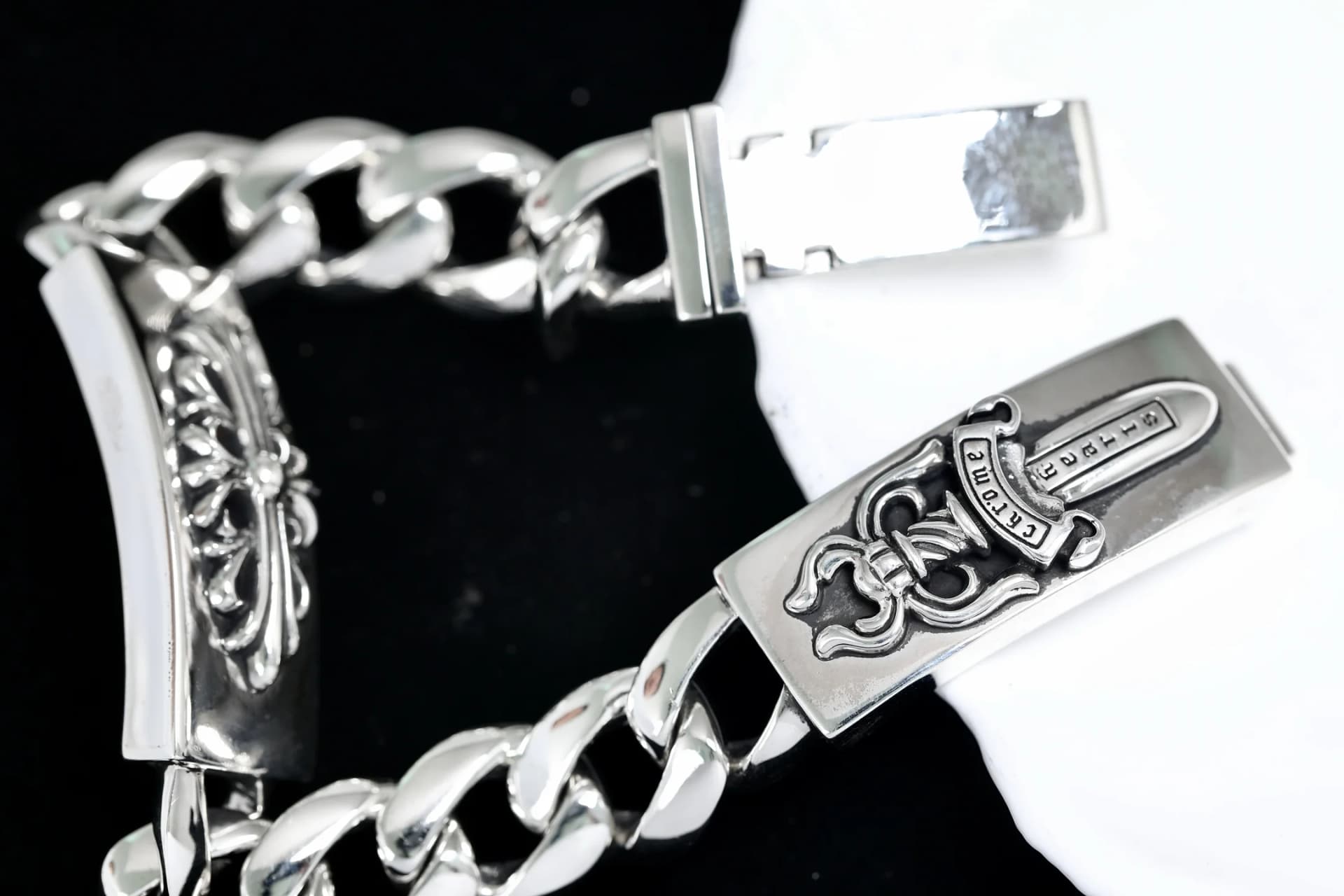 Деталь панцирного плетения цепи и пластины с кинжалом Dagger