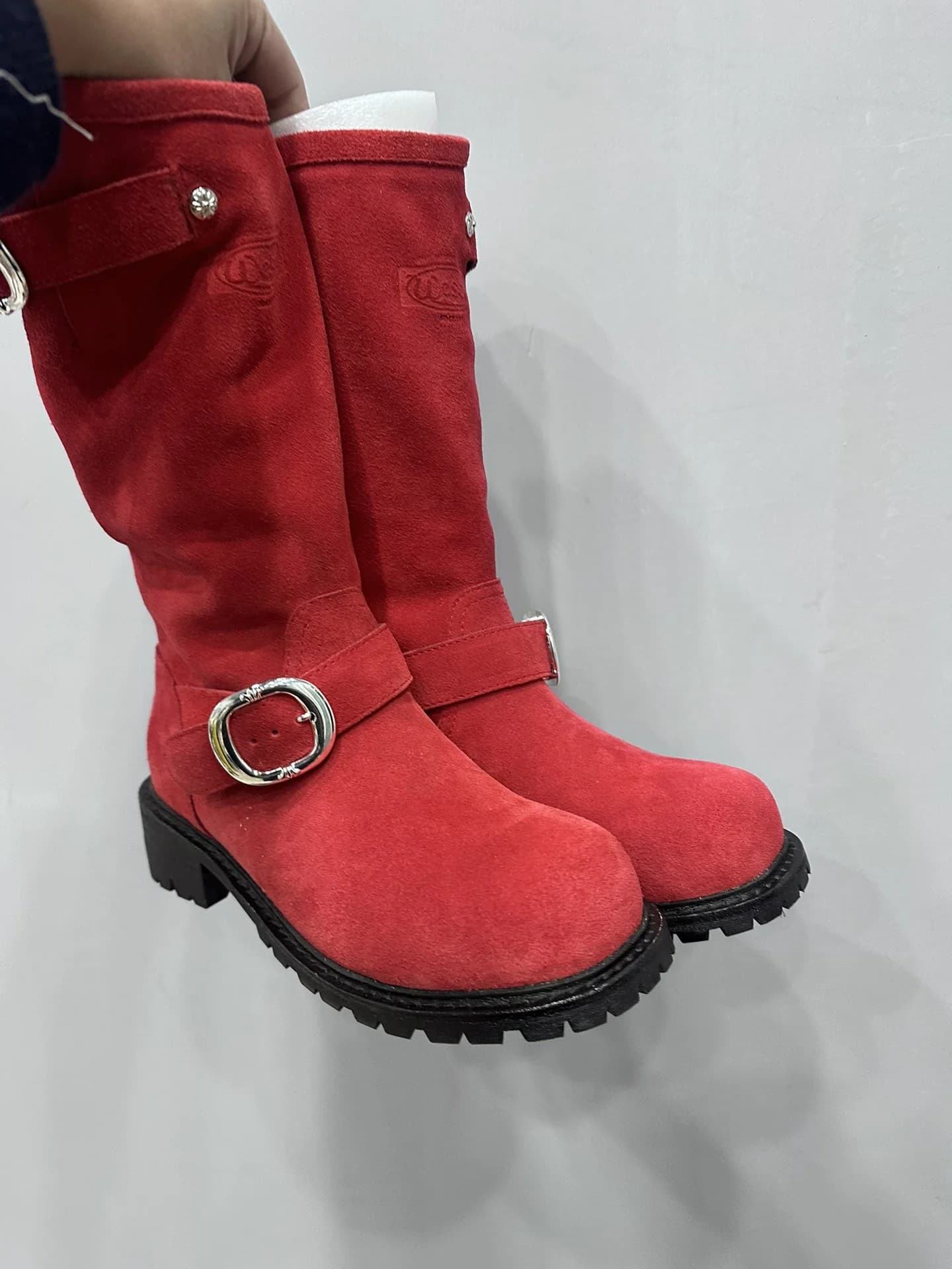 Красные замшевые сапоги Chrome Hearts x Wesco, вид сбоку
