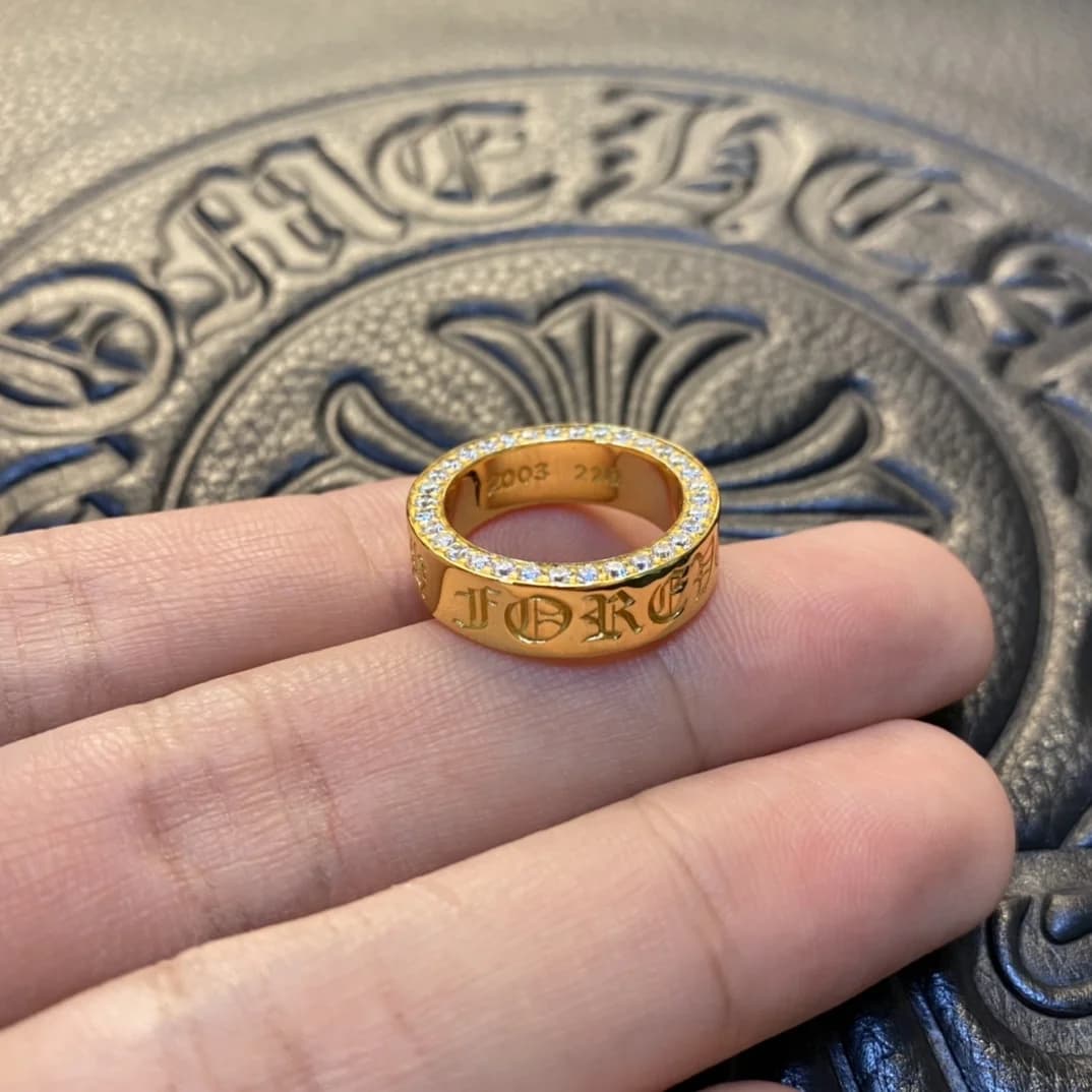 Золотистое кольцо Chrome Hearts Forever с инкрустацией камнями на пальцах