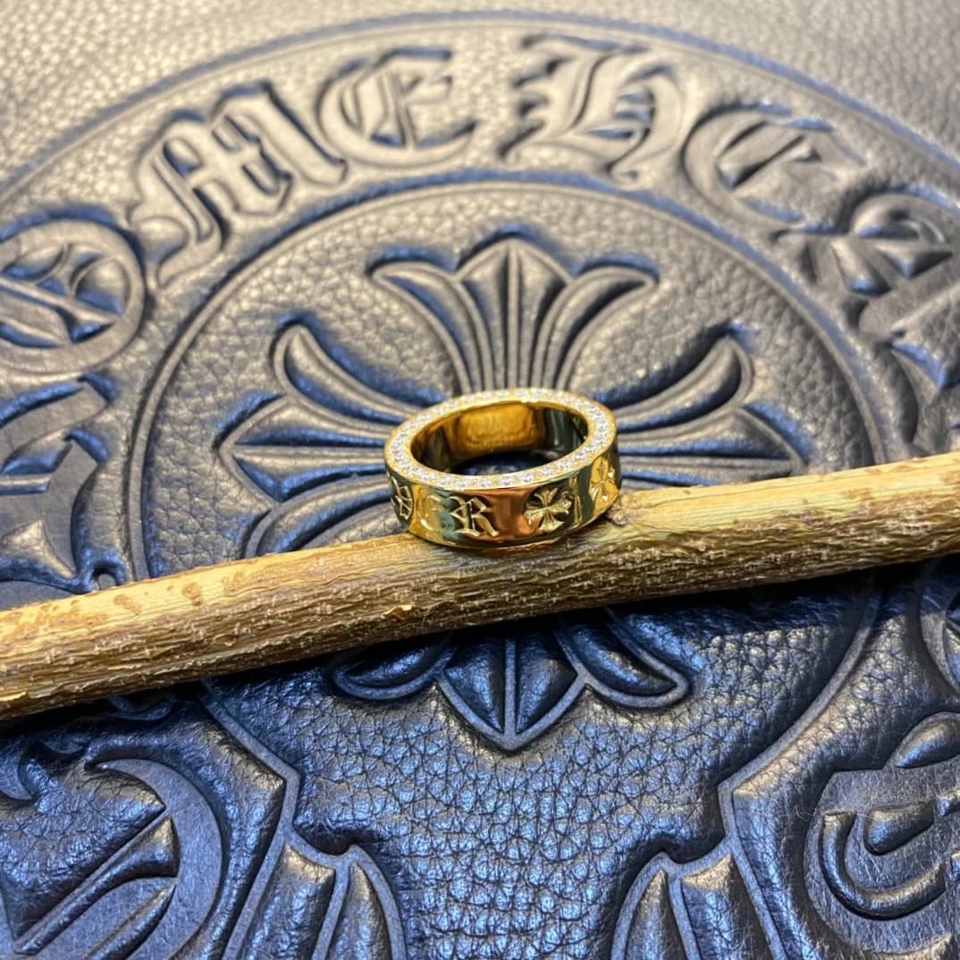Золотистое кольцо Chrome Hearts Forever на фактурной подставке