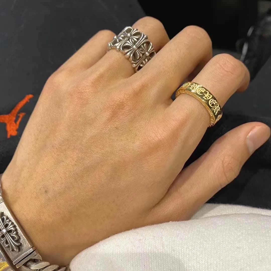 Золотистое кольцо Chrome Hearts Forever на указательном пальце