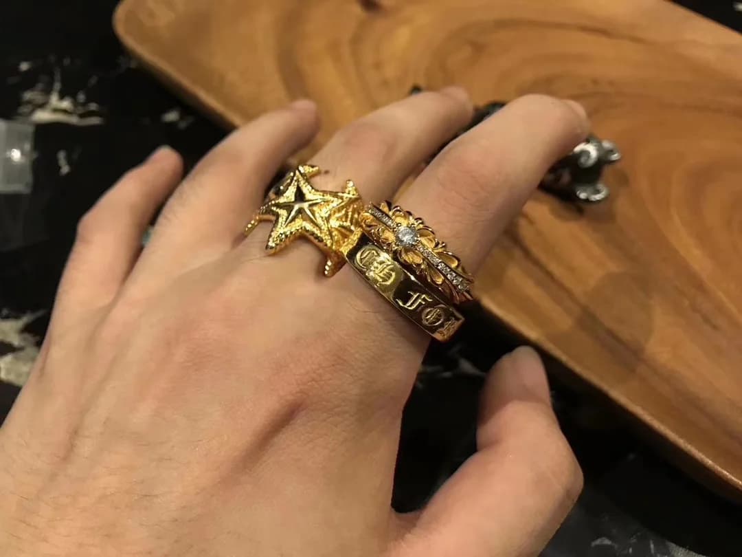 Сет из золотистых колец Chrome Hearts на руке