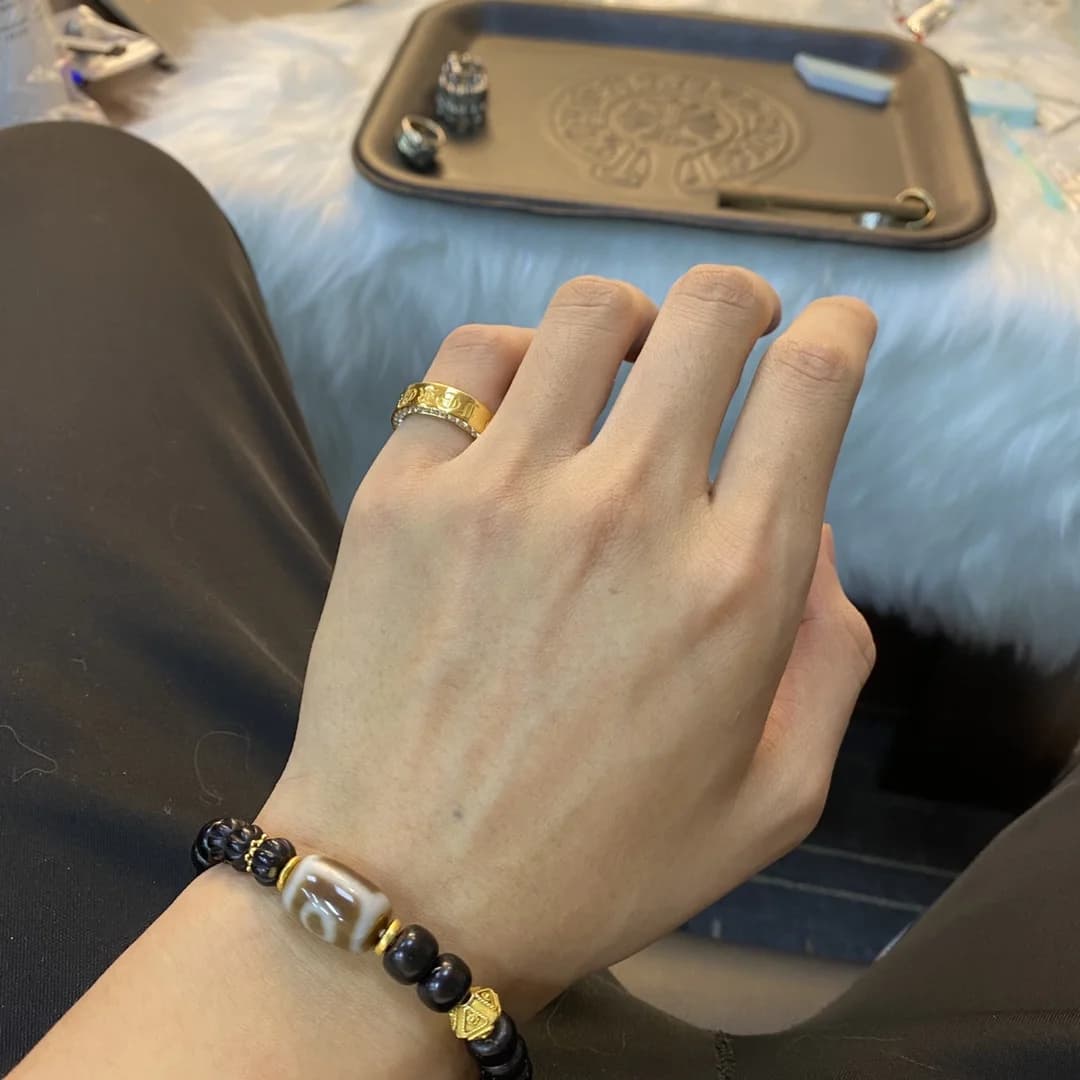 Золотистое кольцо Chrome Hearts Forever на руке с браслетом