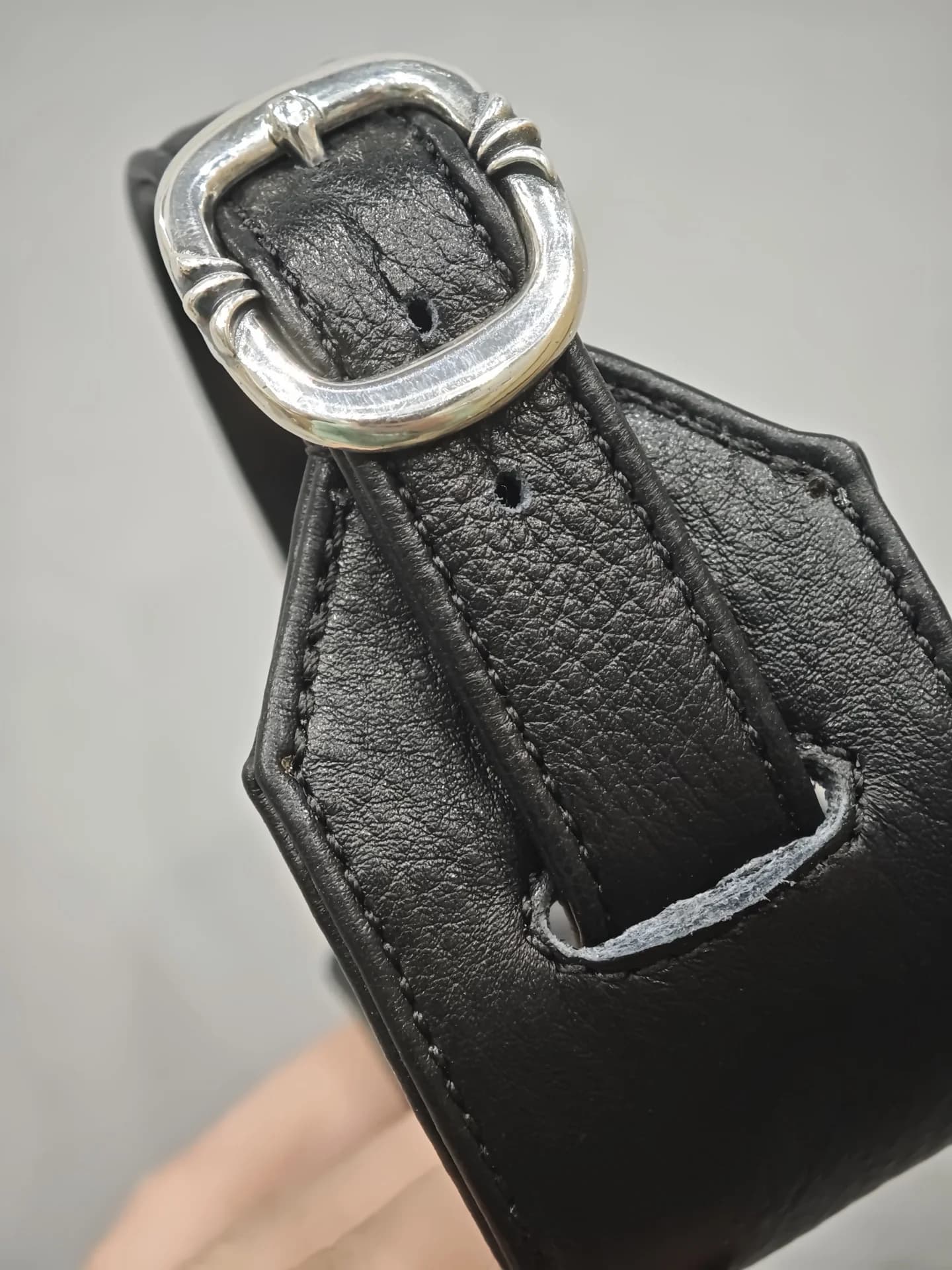 Фурнитура и основа кожаного браслета-ошейника Chrome Hearts крупным планом