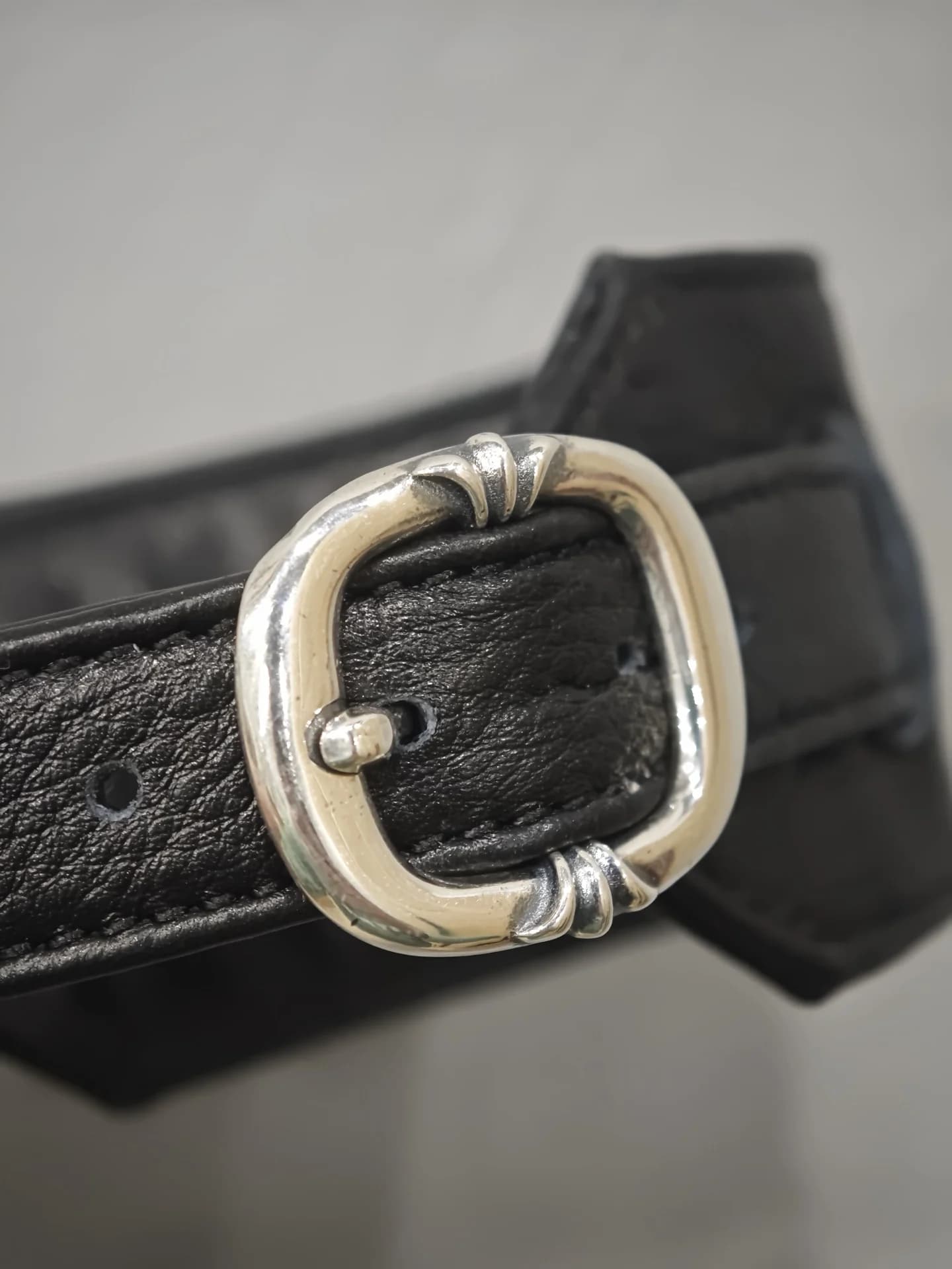 Овальная пряжка из серебра 925 пробы на черном кожаном аксессуаре Chrome Hearts