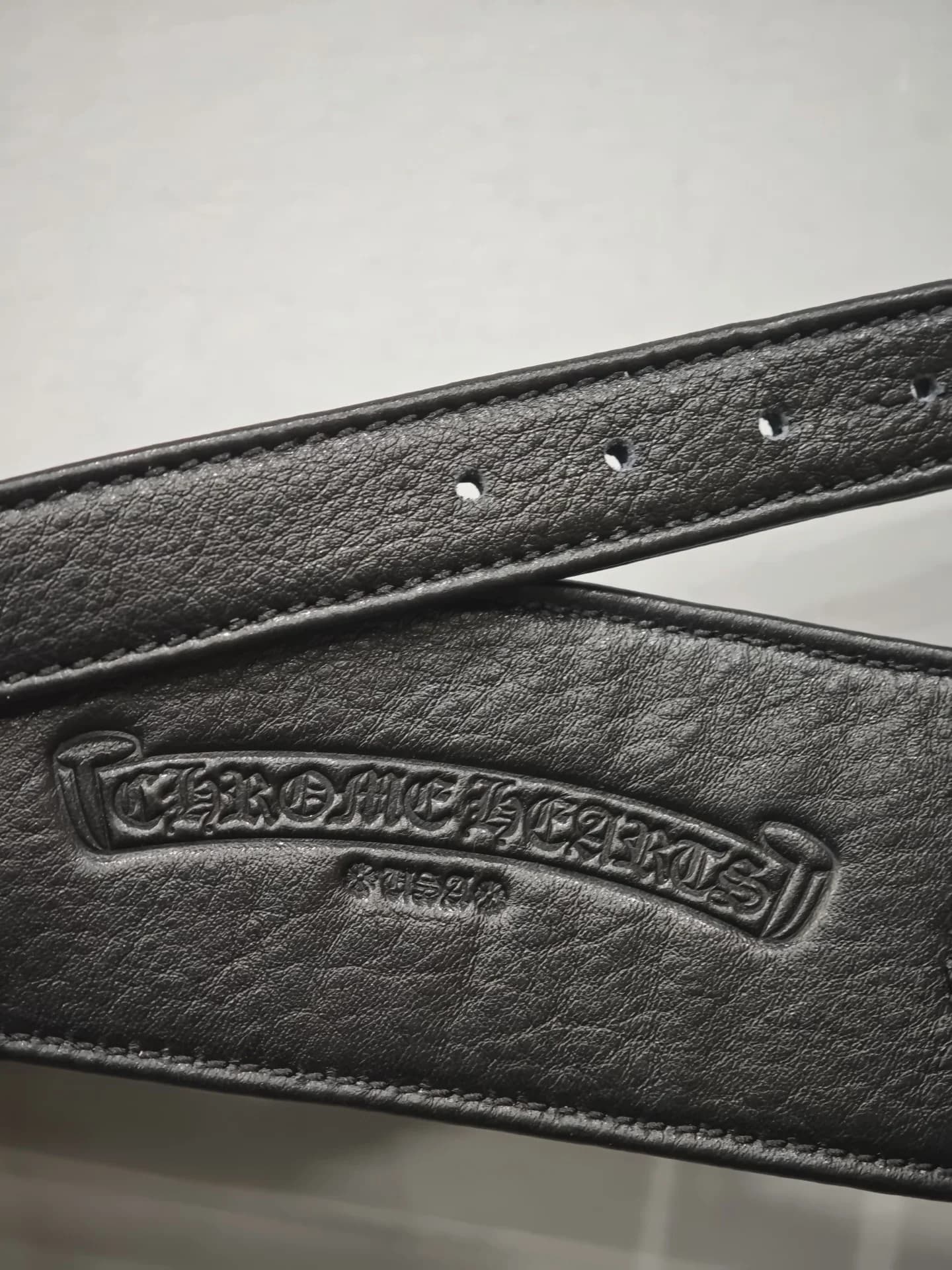 Тисненый логотип и ремешок с перфорацией аксессуара Chrome Hearts