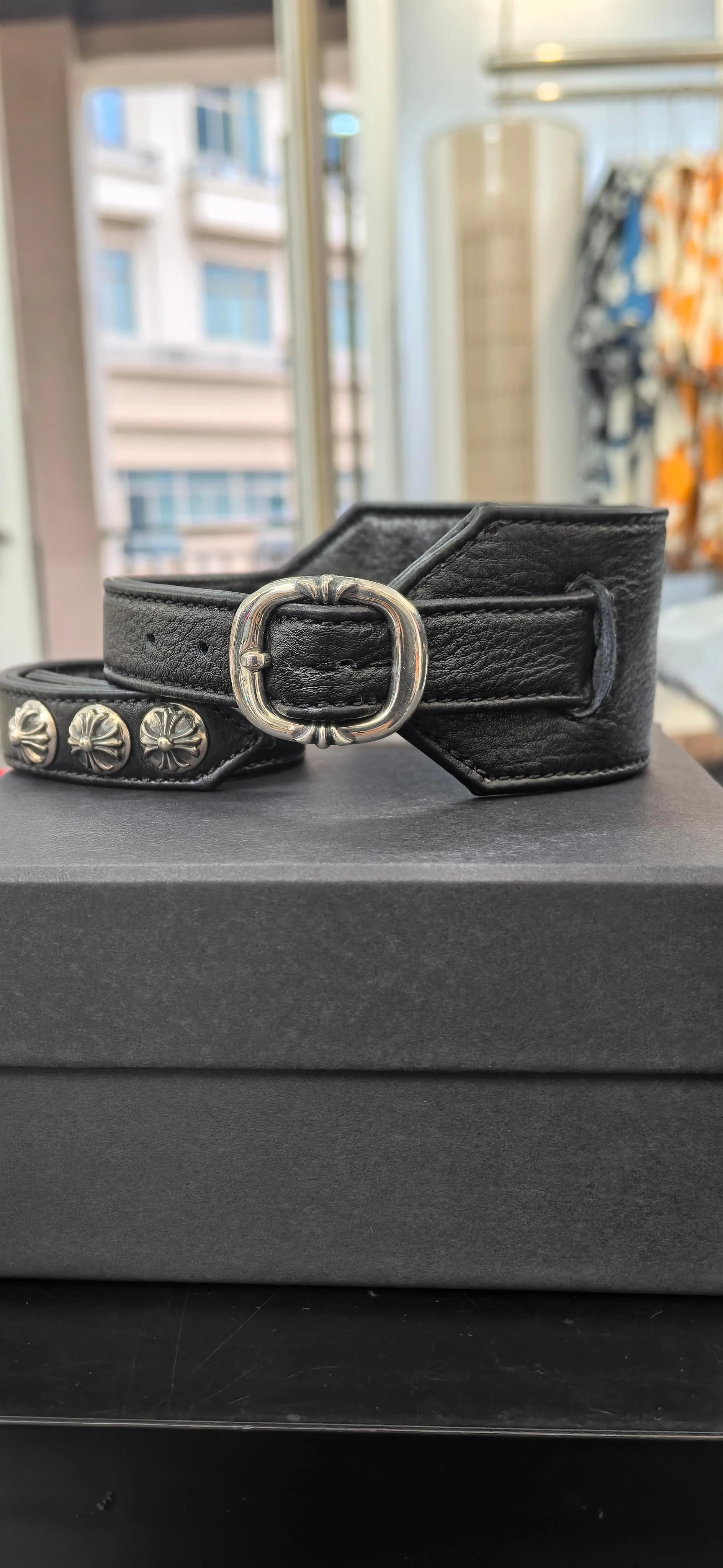Кожаный браслет-ошейник Chrome Hearts в сложенном виде на коробке
