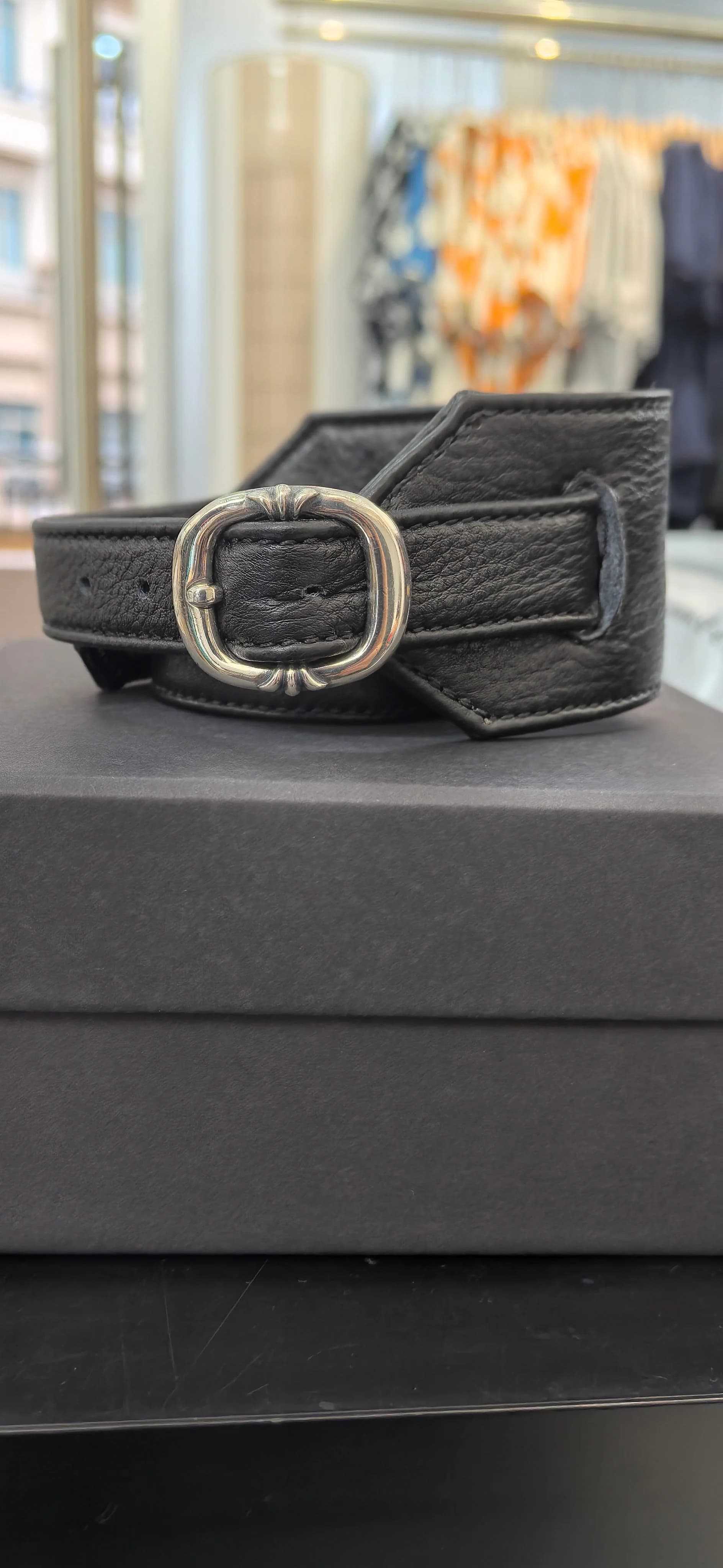 Черный кожаный чокер Chrome Hearts с массивной серебряной пряжкой