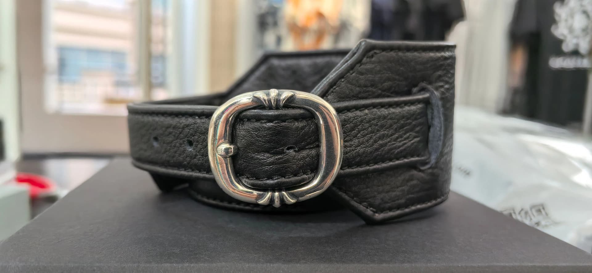 Кожаный ошейник-браслет Chrome Hearts с овальной пряжкой, вид спереди