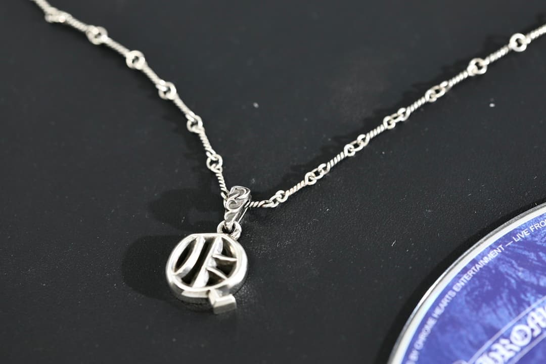 Серебряная подвеска Chrome Hearts с буквой Q на цепочке