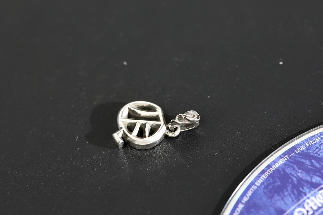 Подвеска-алфавит Q от Chrome Hearts под углом