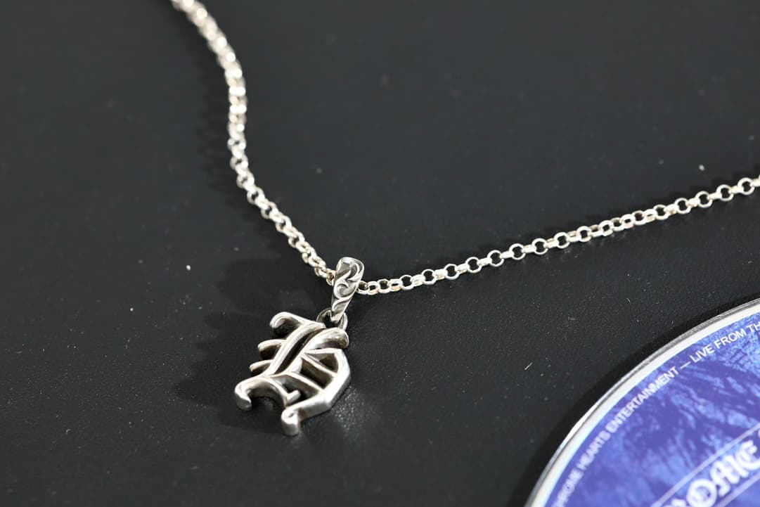 Серебряная подвеска Chrome Hearts с готической буквой H на цепочке