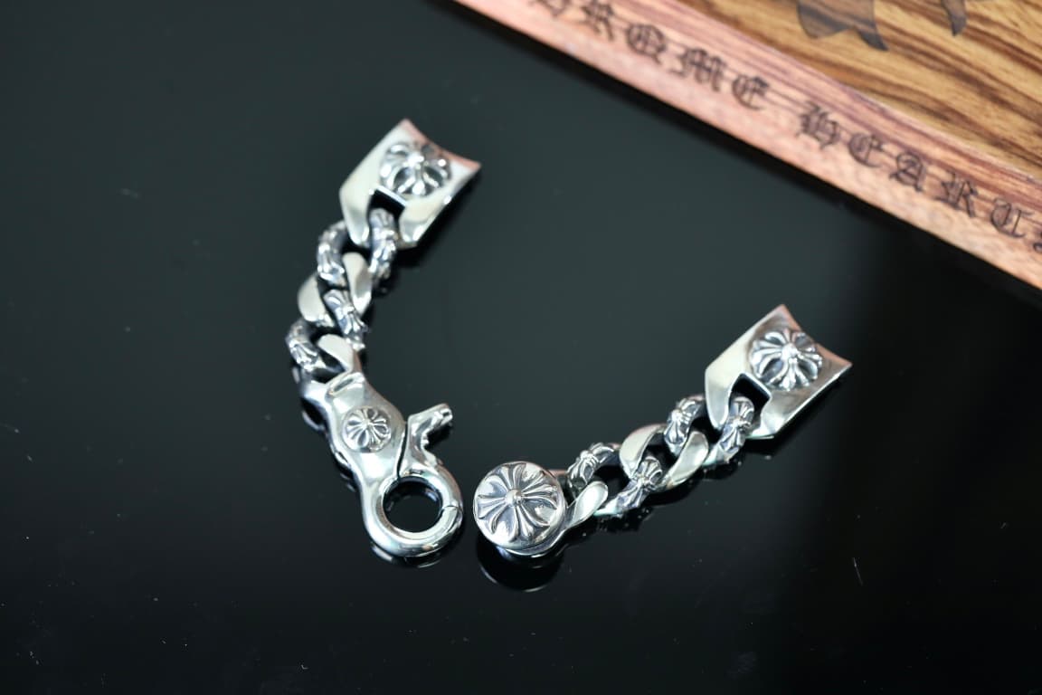 Две части серебряного браслета для часов Chrome Hearts с готическими крестами