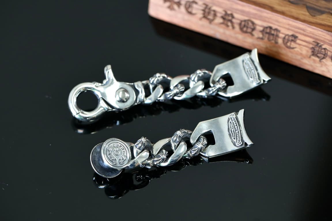 Обратная сторона звеньев и застежки браслета для часов Chrome Hearts