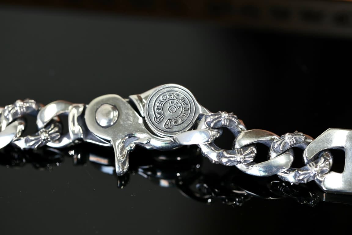 Гравировка логотипа-подковы Chrome Hearts на обратной стороне замка