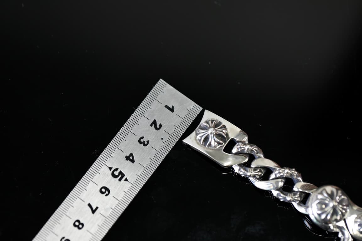 Замер ширины концевого крепления браслета для часов Chrome Hearts линейкой