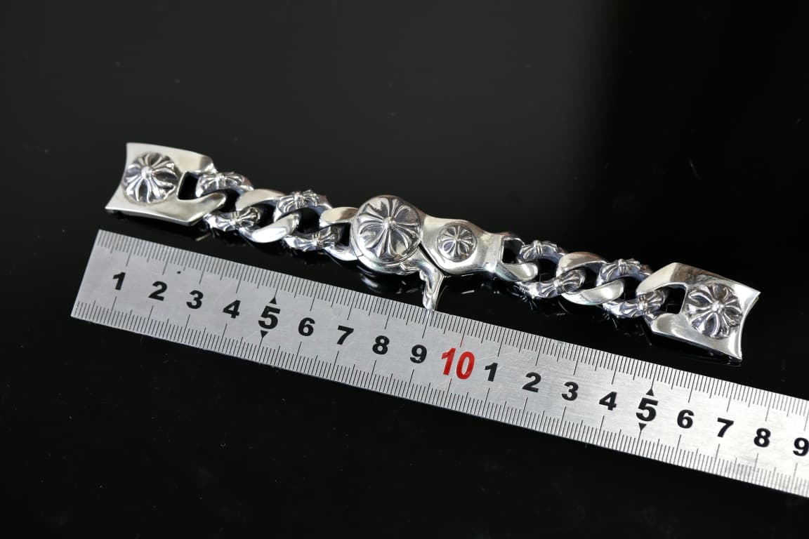 Замер длины серебряного браслета для часов Chrome Hearts линейкой