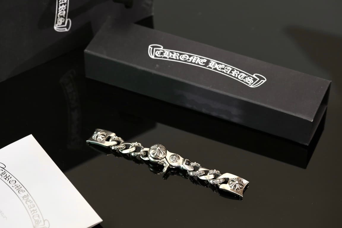 Серебряный браслет для часов Chrome Hearts рядом с фирменным футляром