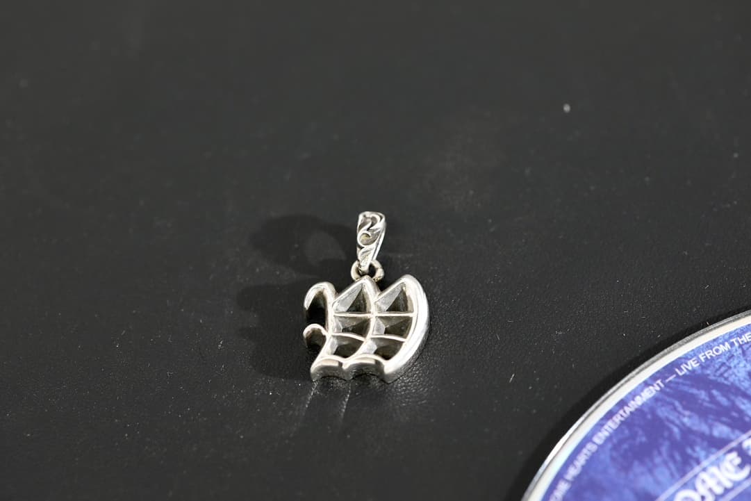 Подвеска Chrome Hearts Alphabet W из серебра 925 пробы, вид спереди