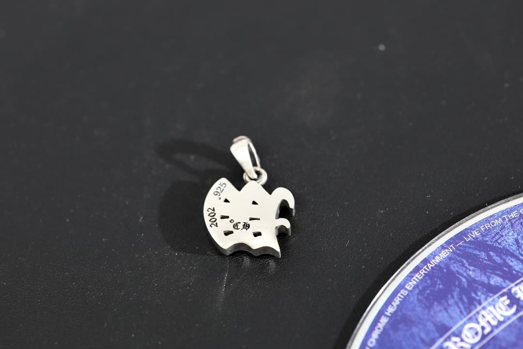 Обратная сторона подвески Chrome Hearts Alphabet W с гравировкой бренда